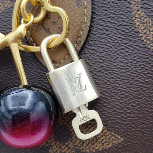 Authentic Louis Vuitton Gold Padlock 🔑 Unbranded Apple Keychain Bag Charm LV - Picture 4 of 12
